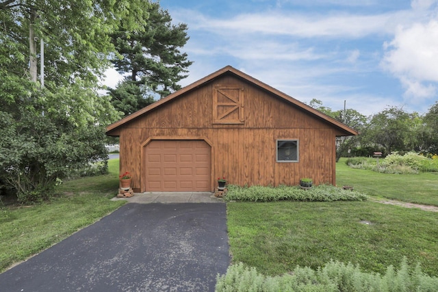 784 Colonial Dr, Heath, OH 43056 - detached garage with driveway