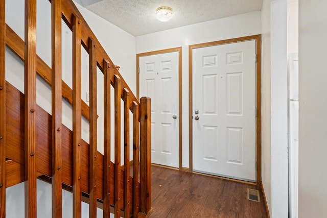 5692 Palos Ln Unit 168D, Hilliard, OH 43026 - foyer with wood finished floors and a textured ceiling
