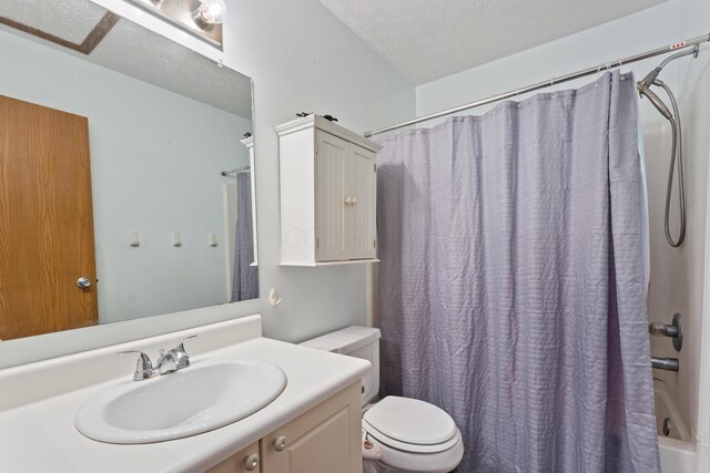 5692 Palos Ln Unit 168D, Hilliard, OH 43026 - full bathroom with vanity, shower / bath combo with shower curtain, and a textured ceiling