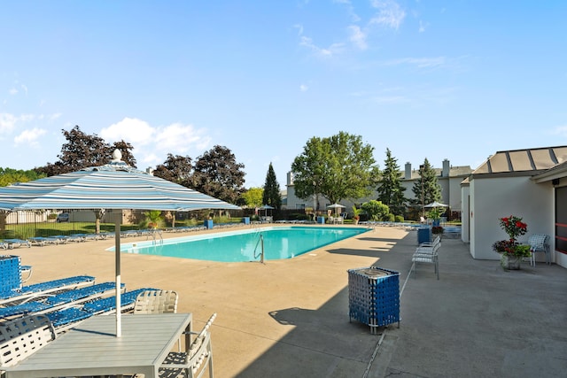 5692 Palos Ln Unit 168D, Hilliard, OH 43026 - community pool with a patio