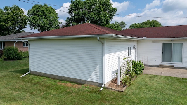 2052 Lorimer Dr NE, Newark, OH 43055 - view of side of home with a lawn and a patio area