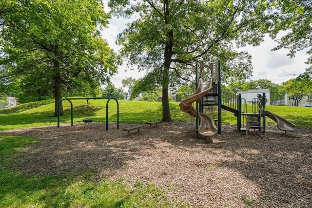 907 Soramill Ln Unit 8E, Columbus, OH 43085 - communal playground with a yard