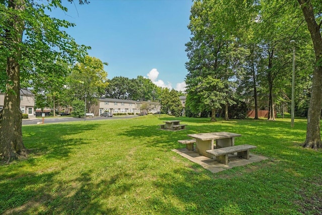 907 Soramill Ln Unit 8E, Columbus, OH 43085 - view of green lawn