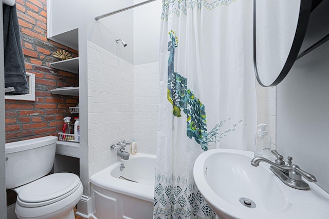 133 E Sycamore St, Columbus, OH 43206 - full bathroom featuring a sink and shower / tub combo with curtain