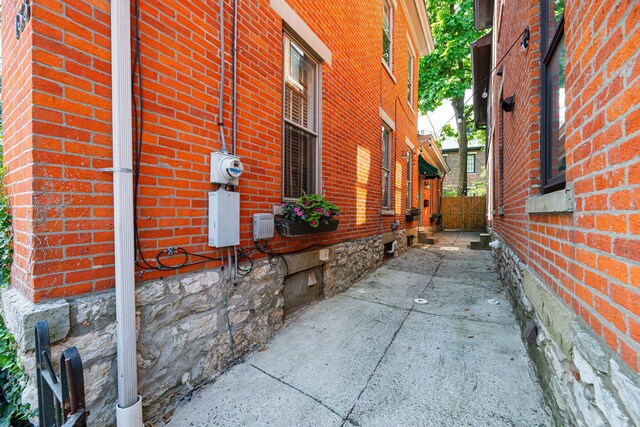 133 E Sycamore St, Columbus, OH 43206 - view of side of property featuring brick siding