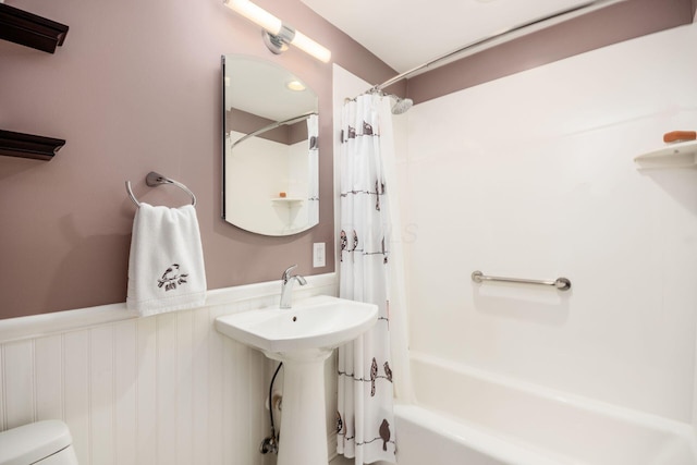 2269 Cranford Rd, Columbus, OH 43221 - full bath with wainscoting and shower / bathtub combination with curtain