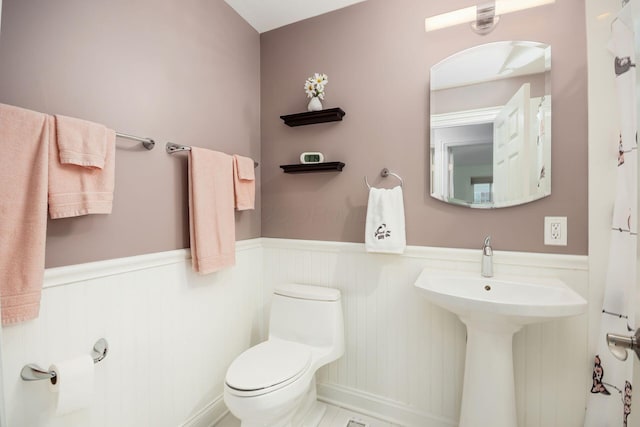 2269 Cranford Rd, Columbus, OH 43221 - half bath featuring a wainscoted wall