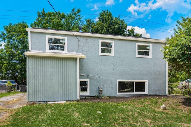226 N Southampton Ave, Columbus, OH 43204 - back of property featuring a lawn and stucco siding