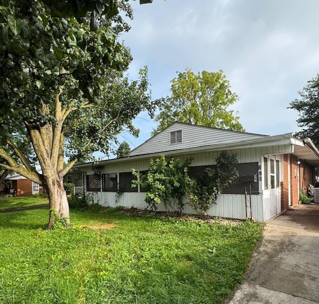 278 Cullman Rd, Columbus, OH 43207 - view of front facade with concrete driveway and a front yard