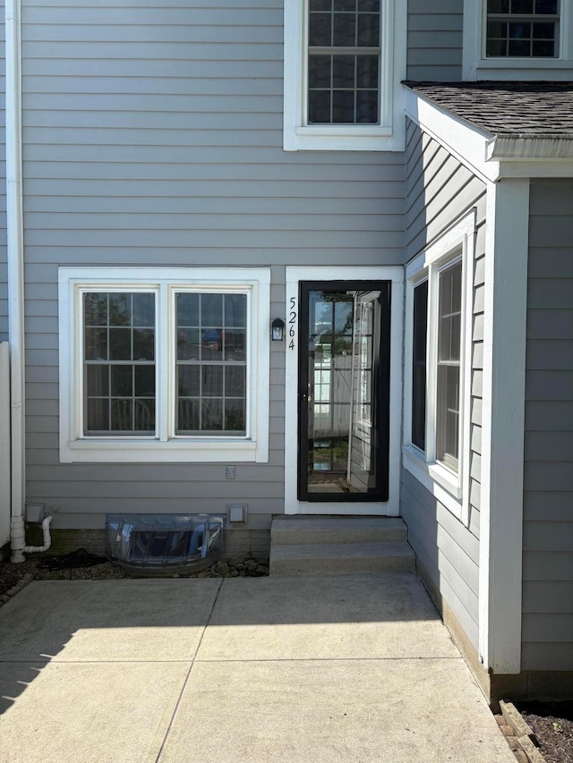 5264 Parkcrest Ln, Columbus, OH 43220 - property entrance with a patio