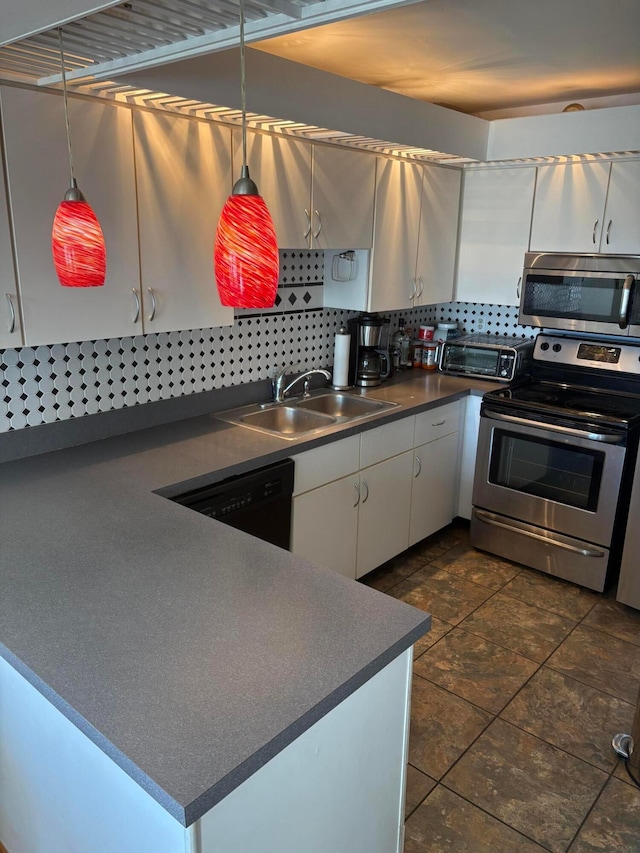 5264 Parkcrest Ln, Columbus, OH 43220 - kitchen featuring stainless steel appliances, dark countertops, white cabinetry, decorative backsplash, and a peninsula