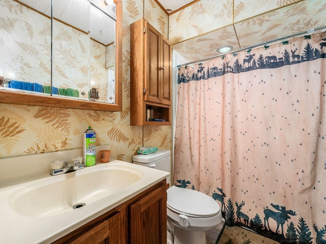 775 Koebel Ave, Columbus, OH 43207 - full bath with wallpapered walls, vanity, and curtained shower