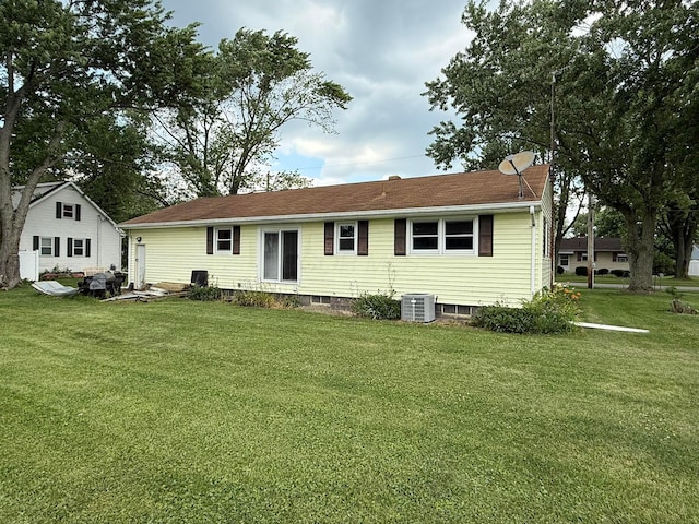 16 Horseshoe Dr, Monroeville, OH 44847 - back of property with a lawn