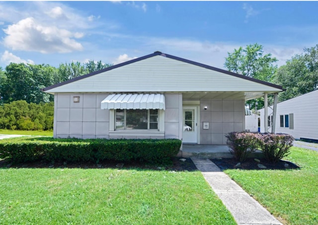 141 Dunmore Rd, Circleville, OH 43113 - view of front of property with a front lawn
