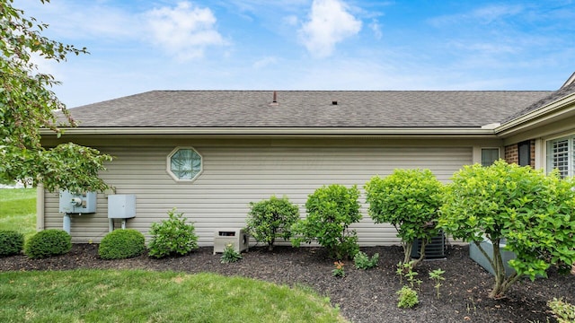 733 Windsor Ln, Heath, OH 43056 - view of property exterior featuring a shingled roof