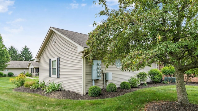 733 Windsor Ln, Heath, OH 43056 - view of side of property featuring a yard and roof with shingles