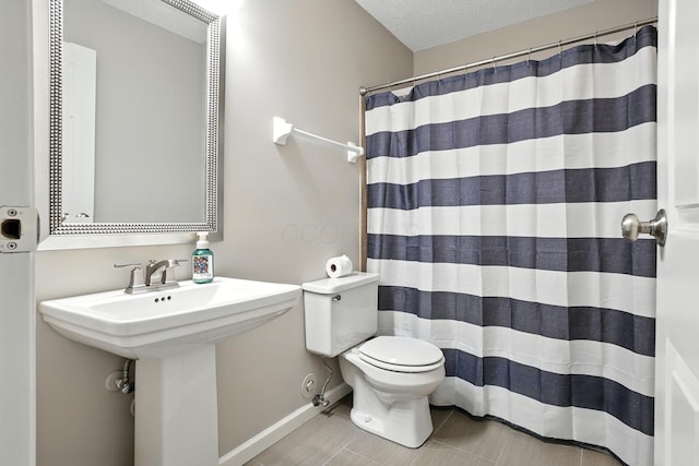 5975 Meadowsglen Dr, Dublin, OH 43017 - full bathroom featuring a textured ceiling, curtained shower, and tile patterned flooring