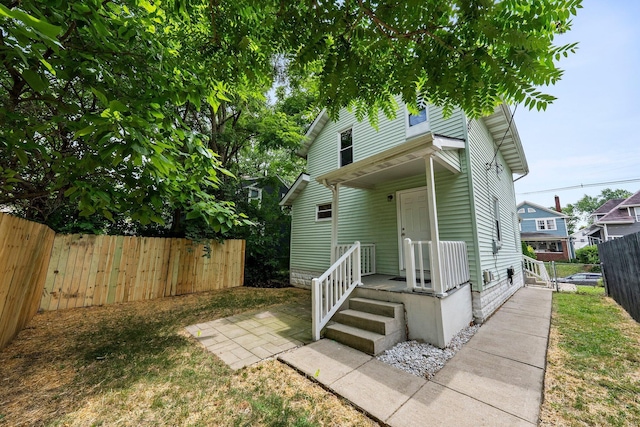 1008 E Whittier St, Columbus, OH 43206 - view of front of home featuring a fenced backyard