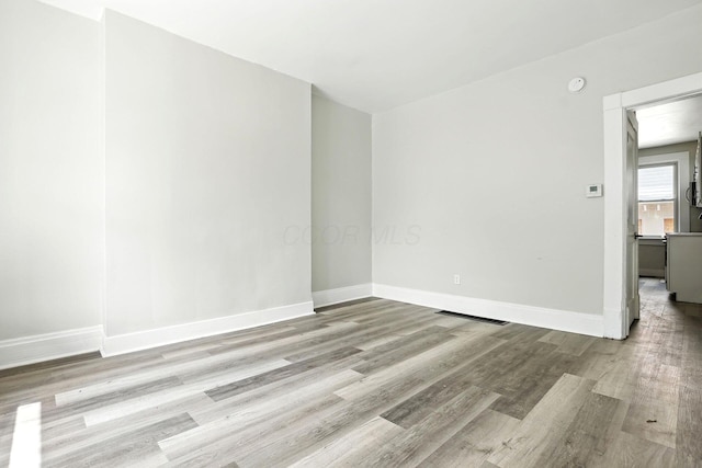 538 W Town St, Columbus, OH 43215 - unfurnished room featuring light wood finished floors and a smoke detector