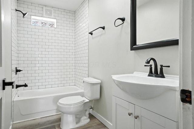 538 W Town St, Columbus, OH 43215 - full bath with wood finished floors, vanity, and washtub / shower combination