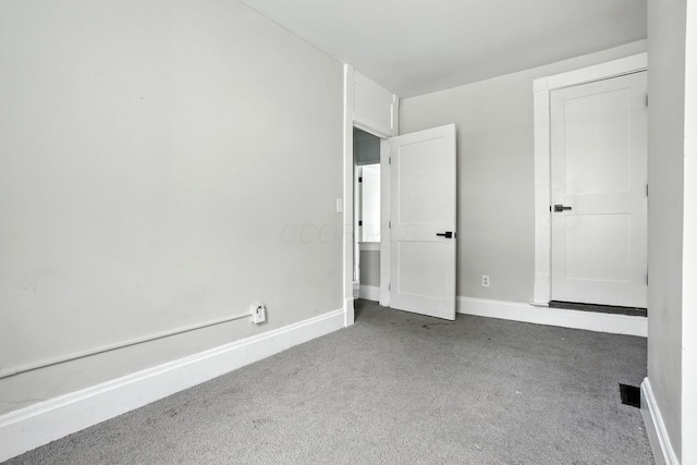 538 W Town St, Columbus, OH 43215 - unfurnished bedroom featuring carpet floors and baseboards