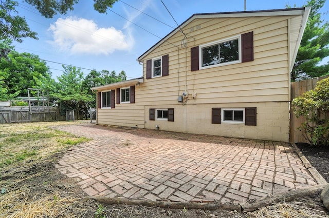 5244 Refugee Rd, Columbus, OH 43232 - rear view of property with a patio