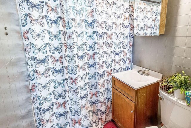261 Superior St, Mansfield, OH 44902 - full bath featuring vanity, curtained shower, and tile walls