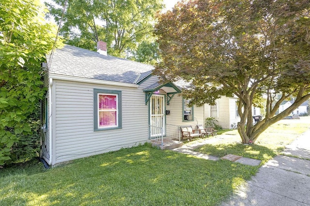 261 Superior St, Mansfield, OH 44902 - bungalow-style home featuring a front lawn, a chimney, and a shingled roof