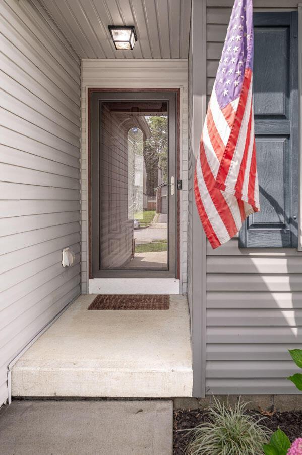 2621 Edencreek Ln, Columbus, OH 43207 - property entrance