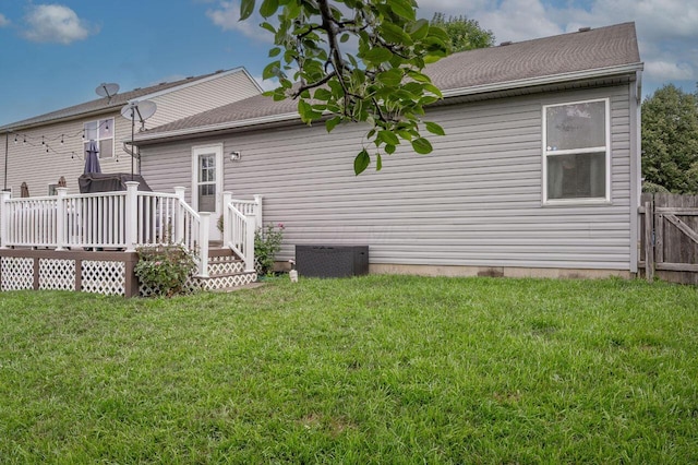 2621 Edencreek Ln, Columbus, OH 43207 - back of property with a deck