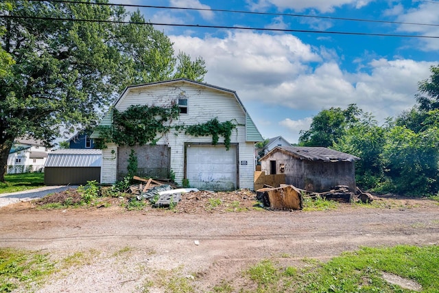 324 Quarry St, Marion, OH 43302 - colonial inspired home with a gambrel roof, a garage, an outbuilding, and driveway