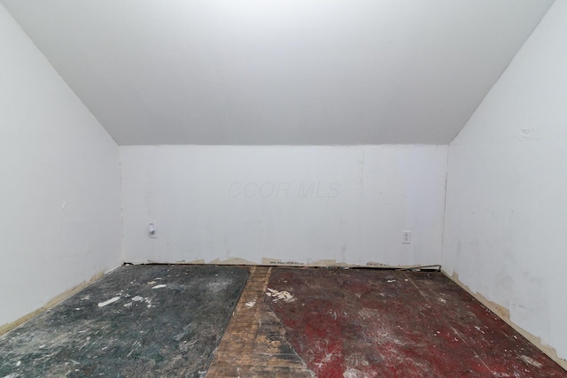324 Quarry St, Marion, OH 43302 - bonus room featuring lofted ceiling
