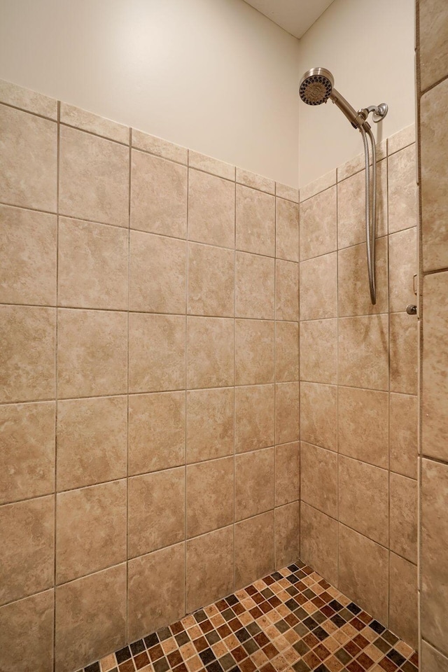 6918 Rothwell St, New Albany, OH 43054 - bathroom with a tile shower