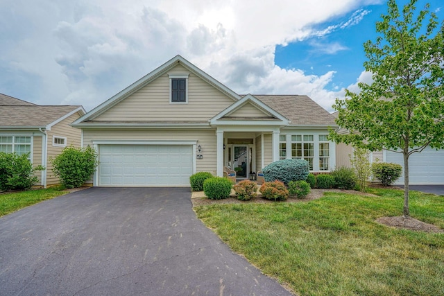 6918 Rothwell St, New Albany, OH 43054 - traditional home featuring driveway and a front lawn