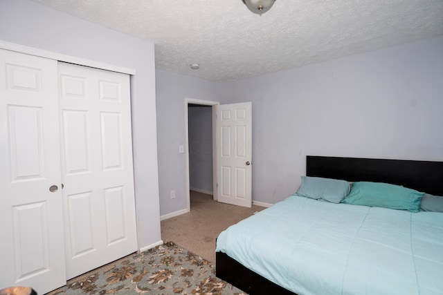 66 S Wheatland Ave, Columbus, OH 43204 - carpeted bedroom featuring a closet and a textured ceiling