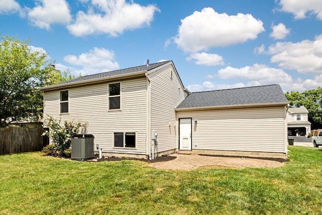 3155 El Greco Dr, Columbus, OH 43204 - back of property featuring roof with shingles