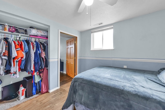 1293 Gresham Rd, Columbus, OH 43204 - bedroom with wood finished floors, a closet, a textured ceiling, and a ceiling fan