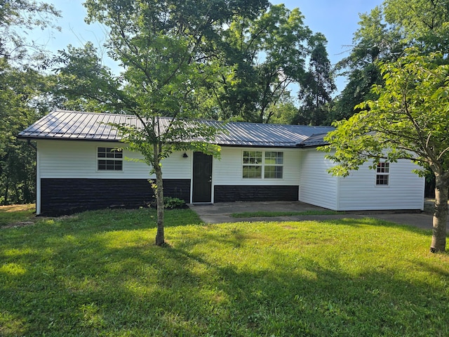 2887 Olde Falls Rd, Zanesville, OH 43701 - ranch-style home featuring a front yard, a metal roof, stone siding, and a standing seam roof