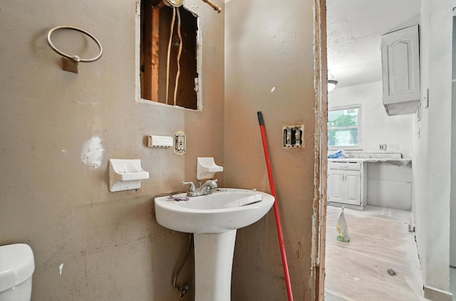 31 S Wheatland Ave, Columbus, OH 43204 - bathroom featuring toilet and a sink