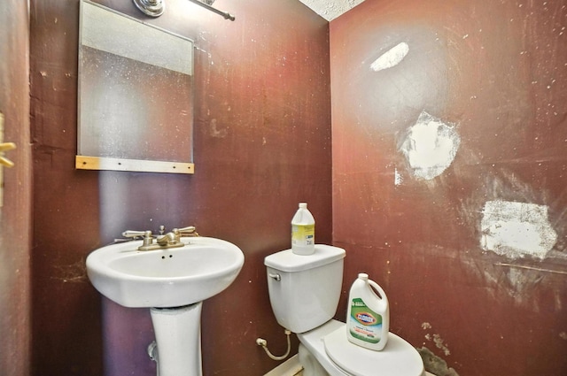 31 S Wheatland Ave, Columbus, OH 43204 - half bathroom featuring toilet