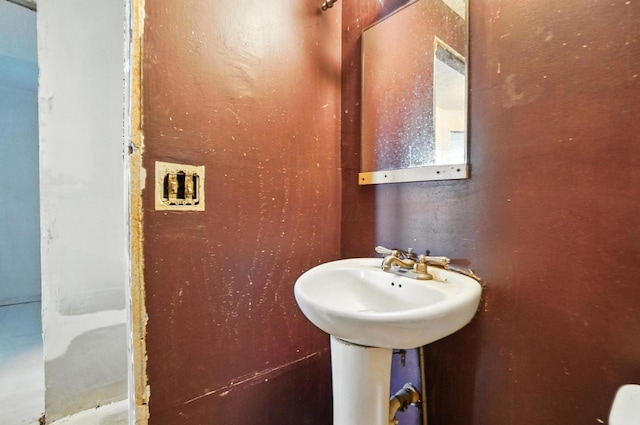 31 S Wheatland Ave, Columbus, OH 43204 - view of bathroom