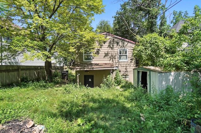 31 S Wheatland Ave, Columbus, OH 43204 - rear view of property with a shed
