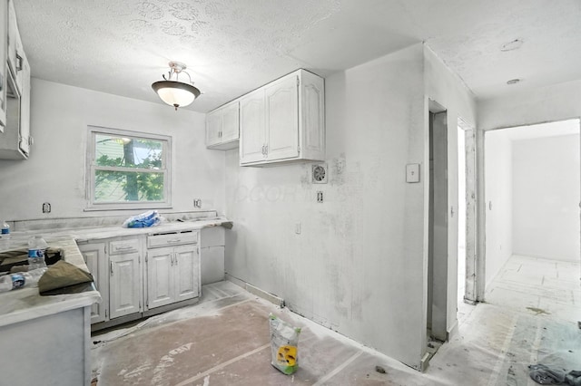31 S Wheatland Ave, Columbus, OH 43204 - laundry area featuring a textured ceiling