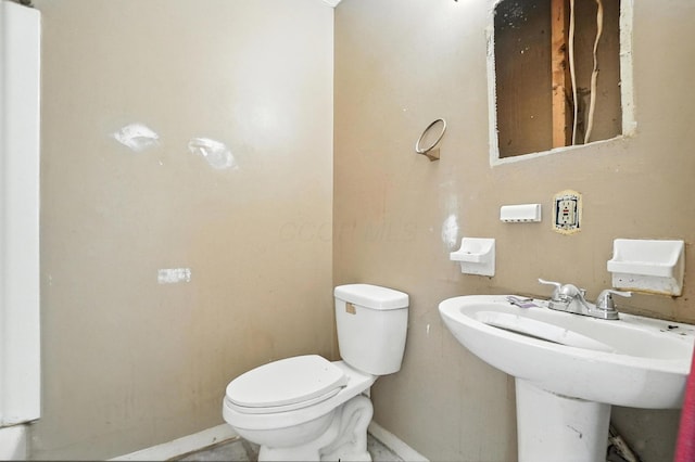 31 S Wheatland Ave, Columbus, OH 43204 - bathroom with toilet and baseboards