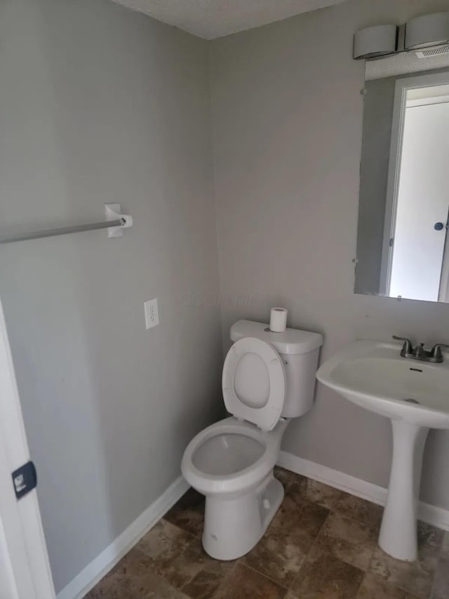 4867 Foxcroft Ct, Columbus, OH 43232 - half bathroom featuring toilet and baseboards