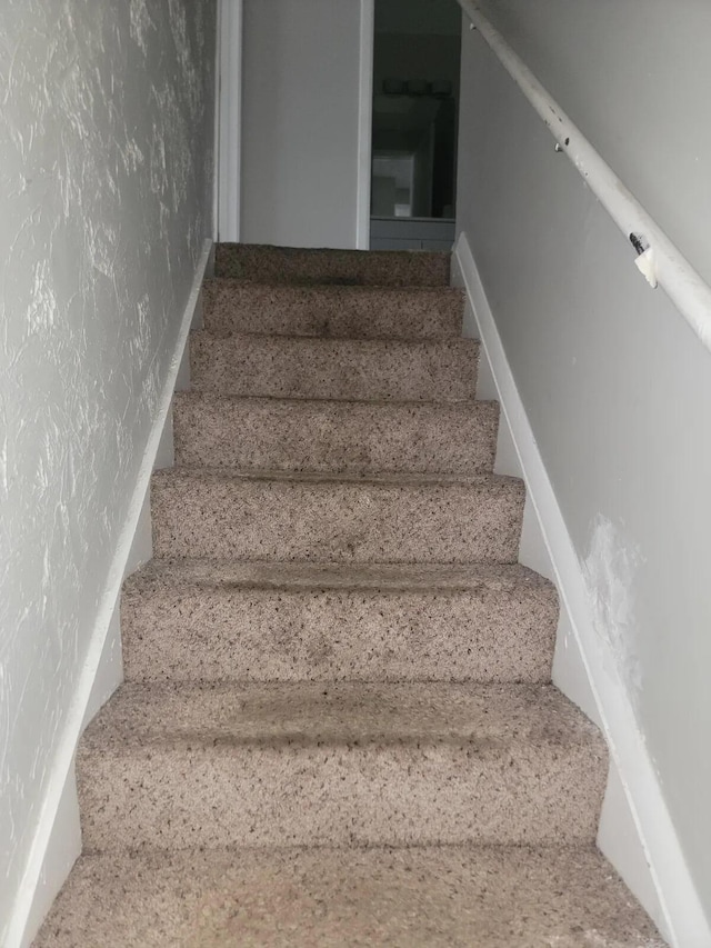 4867 Foxcroft Ct, Columbus, OH 43232 - view of stairs