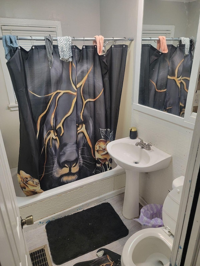 1922 Gault St, Columbus, OH 43205 - full bath featuring toilet and shower / tub combo with curtain
