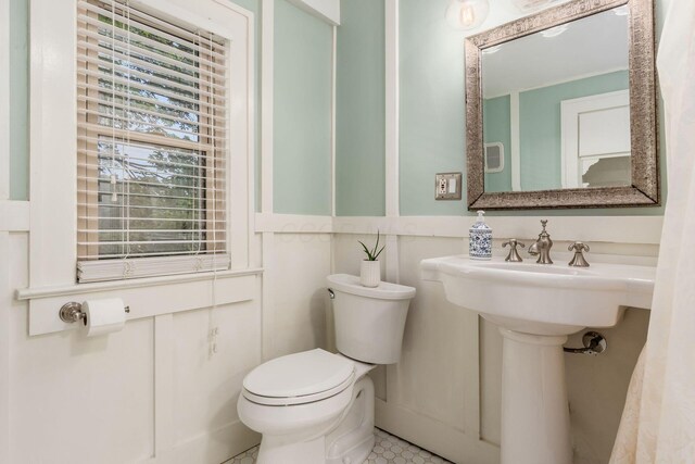 482 E Whittier St, Columbus, OH 43206 - bathroom featuring toilet