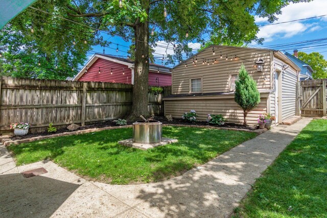 482 E Whittier St, Columbus, OH 43206 - view of front facade featuring a fenced backyard and an outbuilding