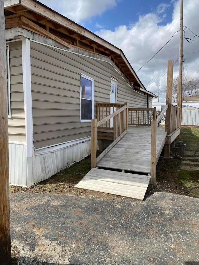 1138 Hilock Rd, Columbus, OH 43207 - view of wooden terrace